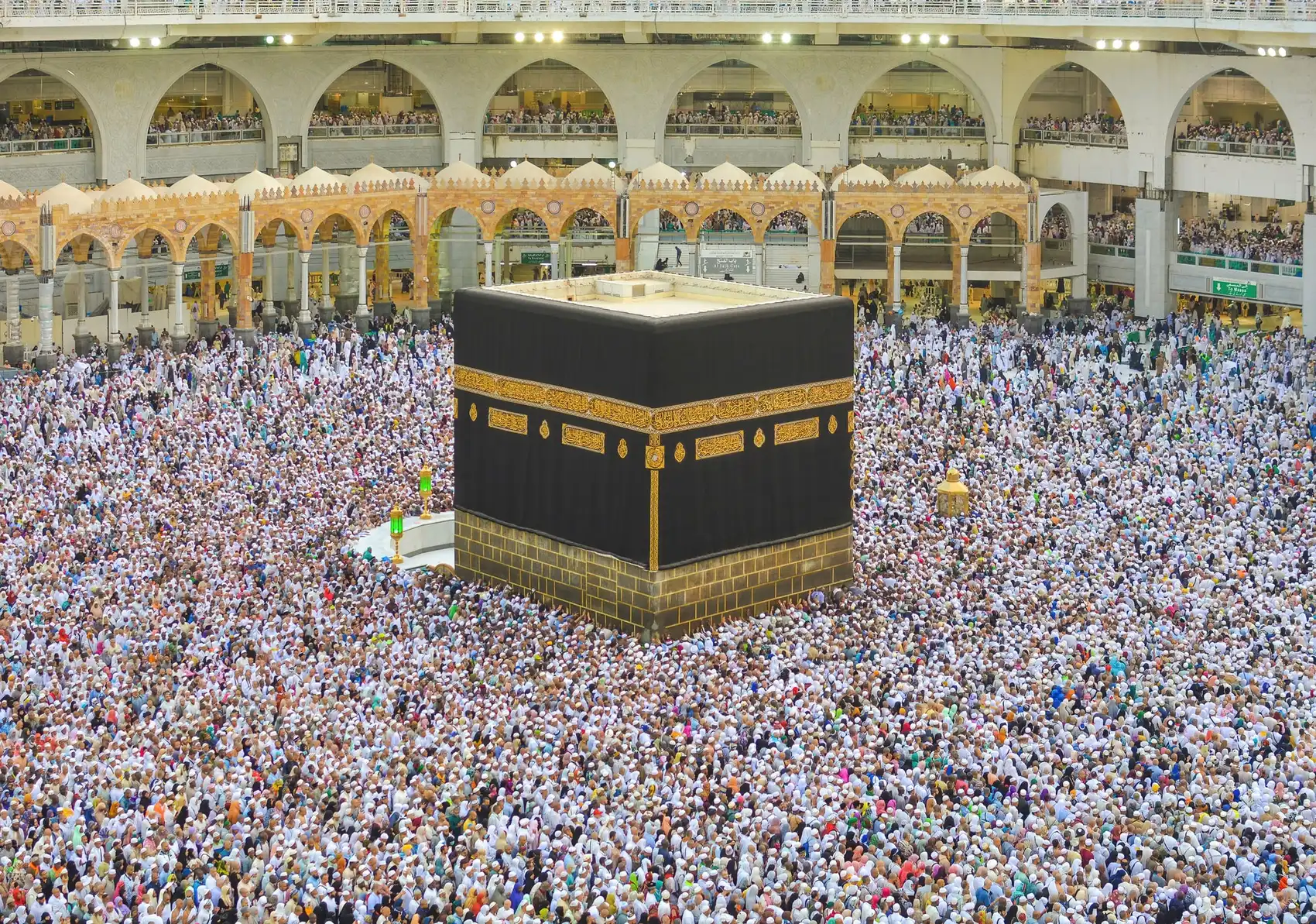 La Kaaba en Masjid al-Haram, La Meca, rodeada de peregrinos