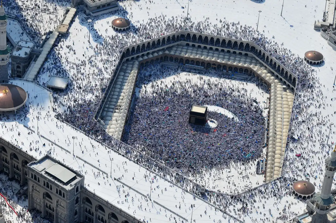 Tawaf nocturno alrededor de la Kaaba en Masjid al-Haram