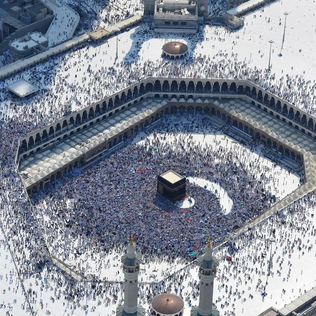 Peregrinos realizando el tawaf alrededor de la Kaaba