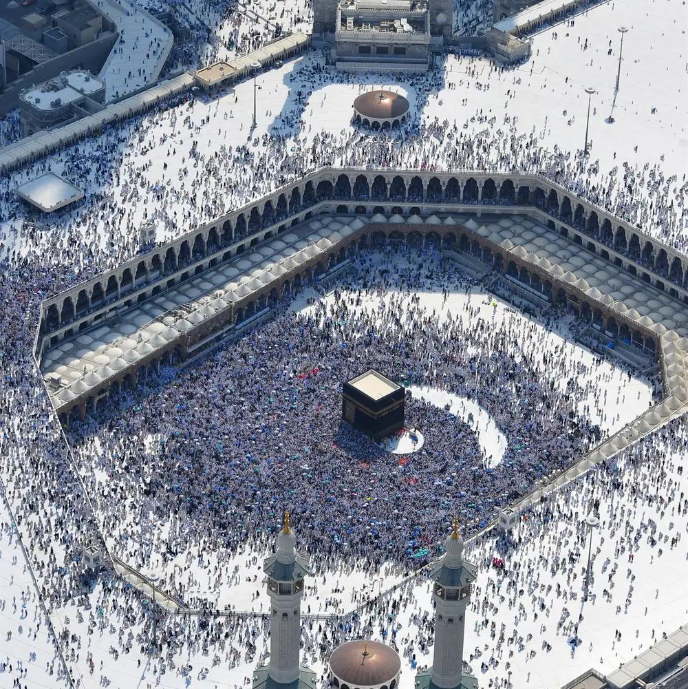 Peregrinos realizando el tawaf alrededor de la Kaaba