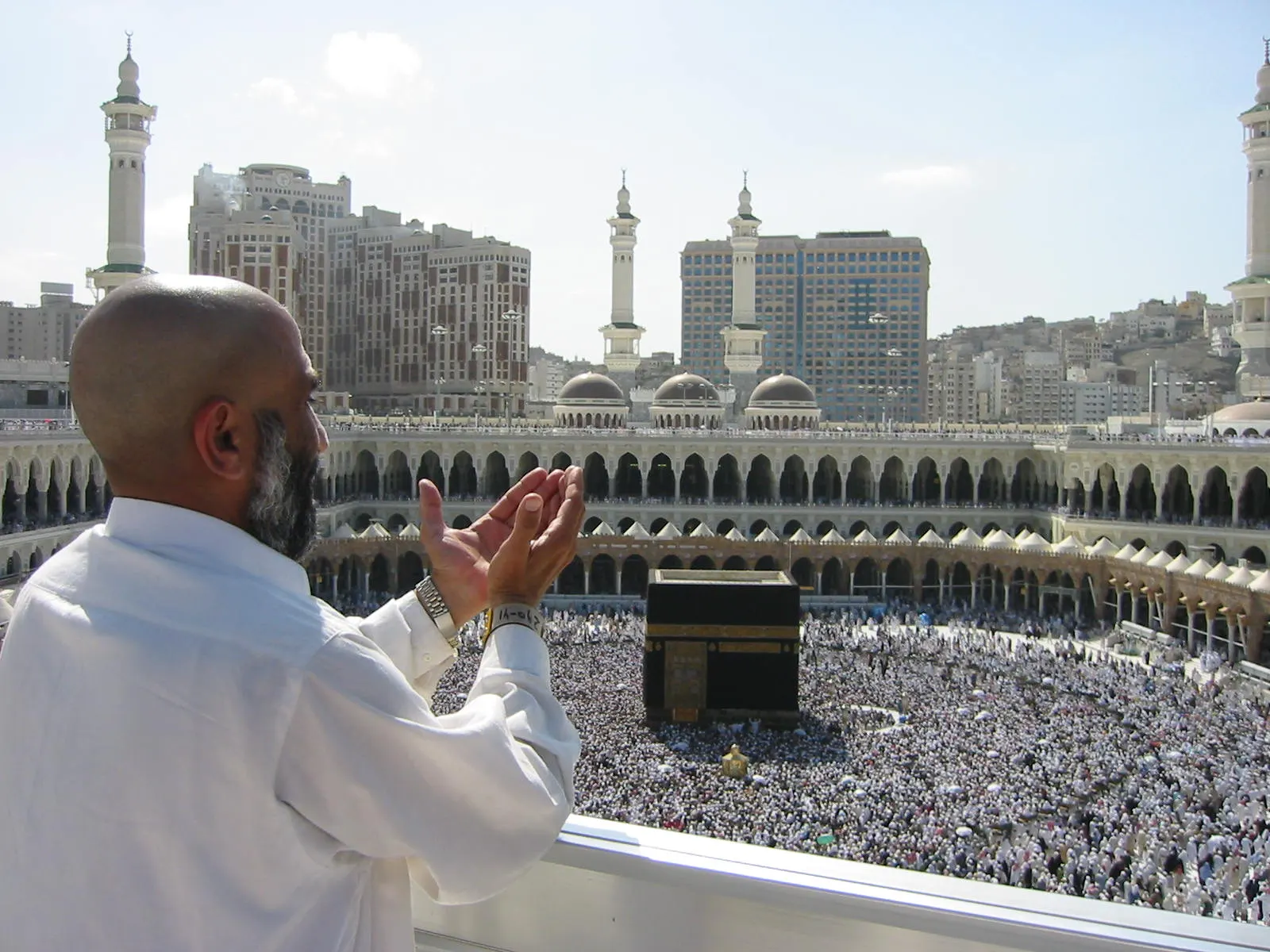 Peregrino haciendo dua en Masjid al-Haram